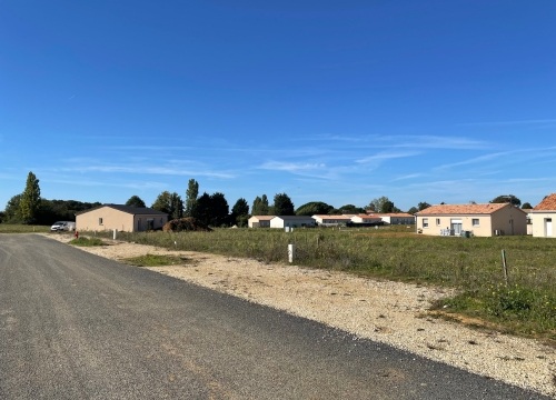 Terrain à bâtir à Nieuil-l’Espoir (86340) – Dernière opportunité dans un cadre paisible